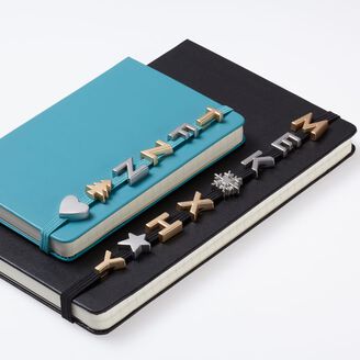 https://www.moleskine.com/dw/image/v2/BFRN_PRD/on/demandware.static/-/Sites-masterCatalog_Moleskine/default/dw3cbd5904/images/lifestyle/pins_mood_02.jpg?sw=328&sh=328