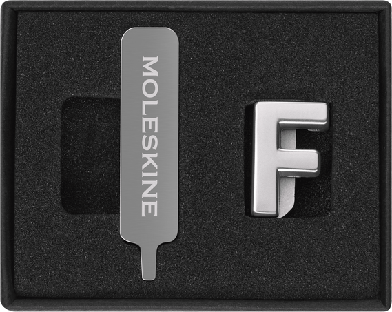 Buchstaben und Symbole F, Silber - Front view