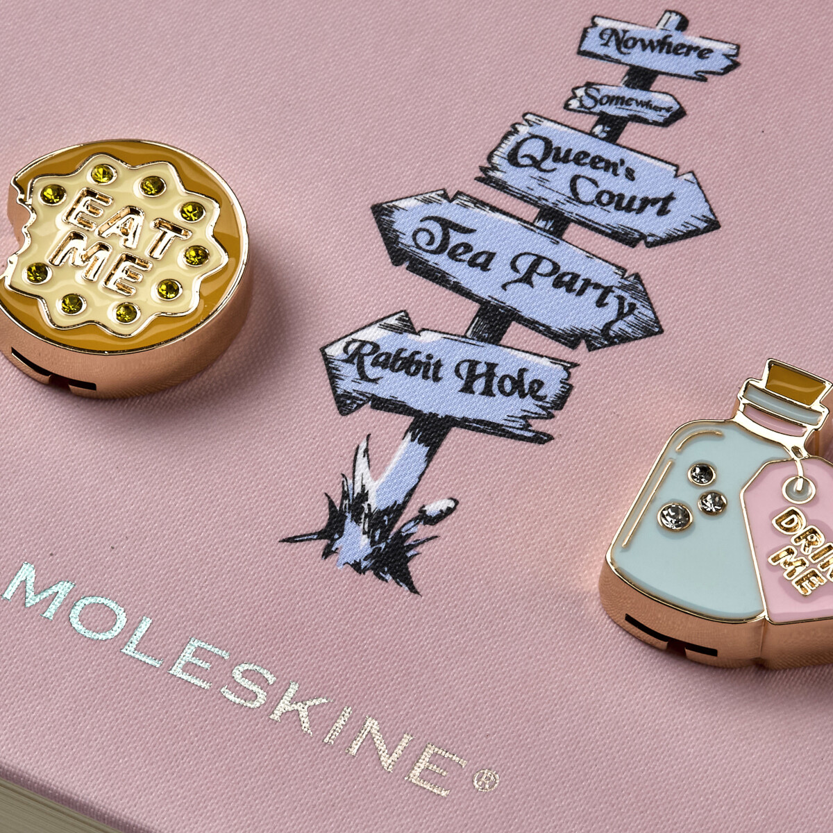 Alice&acute;s Abenteuer im Wunderland Pins zur Personalisierung